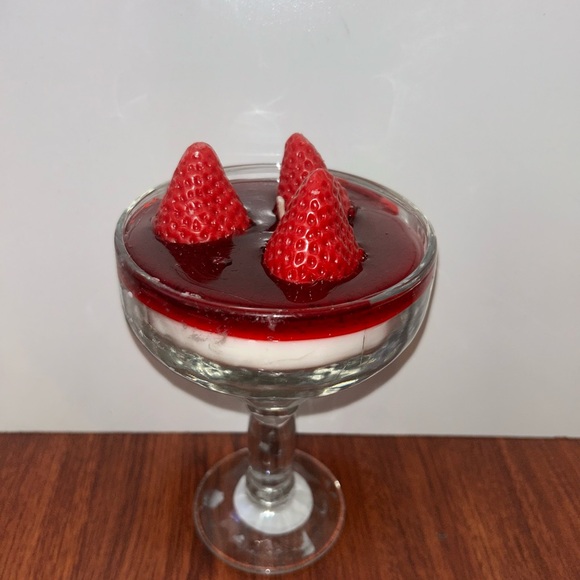 Strawberry shortcake Dessert Coupé Gel Candle with an elegant fragrance